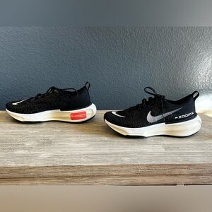EXCELLENT CONDITION!!! Nike Zoom X Black and White Athletic Shoes